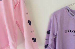 画像2: 30%off by LOVEiT  　衿スリット蝶々T　 (2)