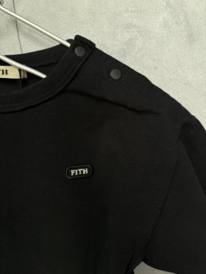 画像2: 40%off   2024秋冬　FITH  　さらさら天竺　バックロゴ　Tシャツ　2；黒 (2)