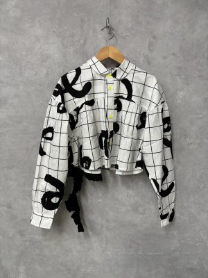 画像1: 30%off   フランキーグロウ　BACK FRILL CROPPED LENGH SHIRT     　カラー； WHITE-BLACK     サイズ；（F2） (1)