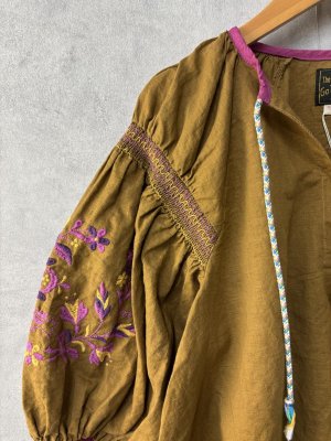 画像2: 40%off 2025春夏 　GTH　  フラワーシシュウ ブラウス　　7；茶 (2)