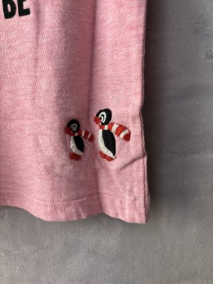 画像2: 2025春夏　DENIMDUNGAREE　トンプキンテンジク 1ST PENGUIN TEE　　6；ピンク　　サイズ；150 (2)