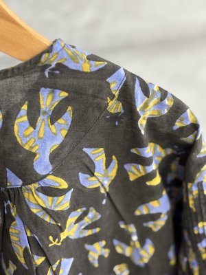 画像3: A VIEW FROM HERE  BLOCK PRINT SMOCKING BLOUSES  BLACK (3)