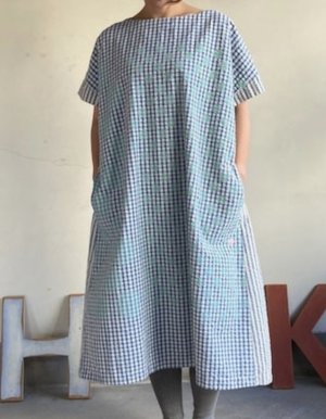 画像1: 2025   快晴堂　後ろポケ水玉ワンピース Girl's    インディゴサッカーに水玉     c/# 2 コーラルブルーの水玉   サイズ:F　 (1)