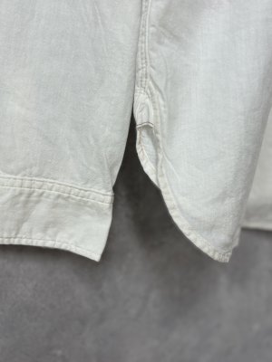 画像5: 2025秋冬　DENIMDUNGAREE　	 シャンブレー リメイク ノーカラー シャツ　　1；白 (5)