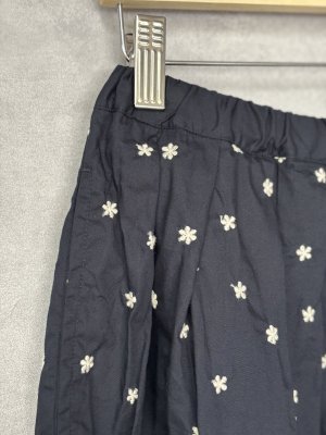 画像2: NATURAL LAUNDRY 　 オハナ刺繍タックスカート　　484:ネイビー　　サイズ2 (2)