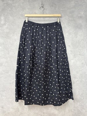 画像1: NATURAL LAUNDRY 　 オハナ刺繍タックスカート　　484:ネイビー　　サイズ2 (1)
