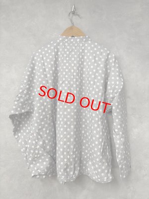 画像6: 2025   快晴堂　　　抜染水玉 スタンド背タックシャツ　　2；グレーに白水玉　　サイズ；F (6)
