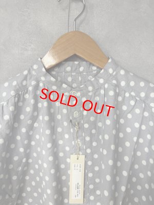 画像3: 2025   快晴堂　　　抜染水玉 スタンド背タックシャツ　　2；グレーに白水玉　　サイズ；F (3)