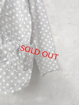 画像2: 2025   快晴堂　　　抜染水玉 スタンド背タックシャツ　　2；グレーに白水玉　　サイズ；F (2)