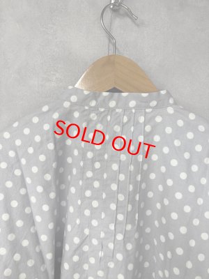 画像4: 2025   快晴堂　　　抜染水玉 スタンド背タックシャツ　　2；グレーに白水玉　　サイズ；F (4)