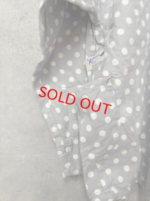 画像5: 2025   快晴堂　　　抜染水玉 スタンド背タックシャツ　　2；グレーに白水玉　　サイズ；F (5)