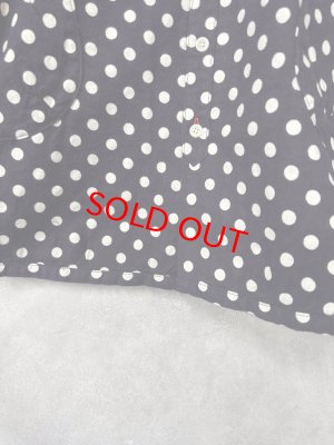 画像4: 2025   快晴堂　　　抜染水玉 スタンド背タックシャツ　　1；ネイビーに白水玉　　サイズ；F (4)