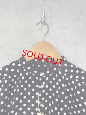 画像3: 2025   快晴堂　　　抜染水玉 スタンド背タックシャツ　　1；ネイビーに白水玉　　サイズ；F (3)