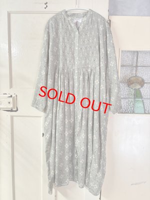 画像1: YARRA　INDIAプリントピンタックワンピース　83；グレージュ　　FREE (1)