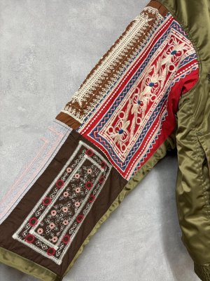 画像2: 2025秋冬　MARET(マレ)  ミリタリー刺繍袖ドッキングジャケット　　9；カーキ (2)