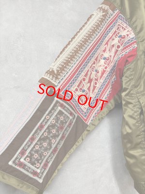 画像2: 2025秋冬　MARET(マレ)  ミリタリー刺繍袖ドッキングジャケット　　9；カーキ (2)