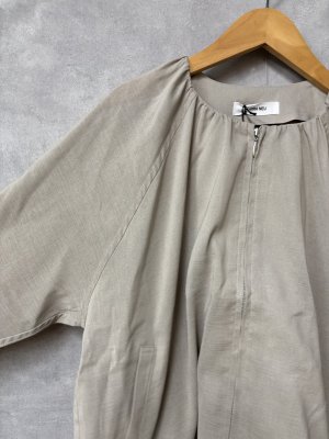 画像2: YARRA NEU　シアーノーカラーギャザーブルゾン　	 83_GREIGE　　サイズ；FREE (2)