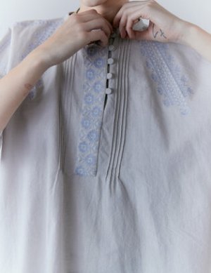 画像3: douxbleu　C/L クロスステッチ刺繍ブラウス　81；ライトグレー　サイズ；FREE (3)