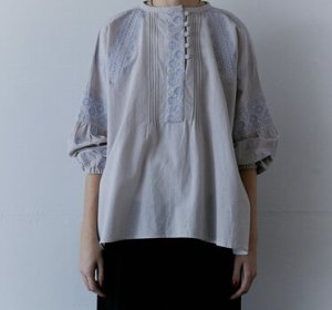 画像2: douxbleu　C/L クロスステッチ刺繍ブラウス　81；ライトグレー　サイズ；FREE (2)