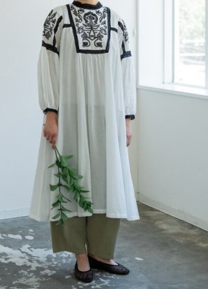 画像1: YARRA 　INDIAハイカウント刺繍ワンピース　　07；ホワイト*ブラック　　FREE (1)