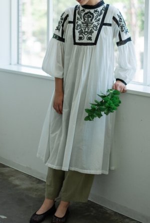 画像2: YARRA 　INDIAハイカウント刺繍ワンピース　　07；ホワイト*ブラック　　FREE (2)