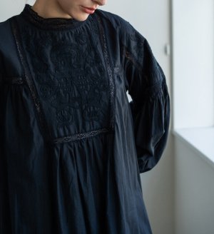 画像3: YARRA 　INDIAハイカウント刺繍ワンピース　　99；ブラック　　FREE (3)