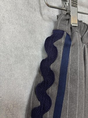 画像4: 2026春夏 フランキーグロウ　TWILL STRIPE SIDE LINE FRILL CULOTTES　カラー；GRAY　　(おとなサイズ) (4)