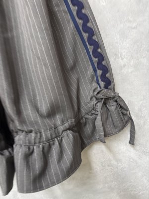 画像2: 2026春夏 フランキーグロウ　TWILL STRIPE SIDE LINE FRILL CULOTTES　カラー；GRAY　　(おとなサイズ) (2)