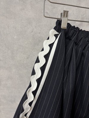 画像2: 2026春夏 フランキーグロウ　TWILL STRIPE SIDE LINE FRILL CULOTTES　カラー；NAVY　　(おとなサイズ) (2)
