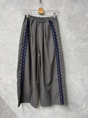 画像1: 2026春夏 フランキーグロウ　TWILL STRIPE SIDE LINE ROOMY PANTS 　カラー；GRAY　　(おとなサイズ) (1)