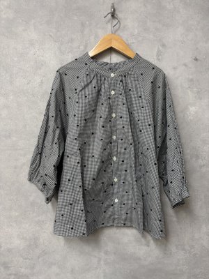 画像1: NATURAL LAUNDRY 　ドット刺繍2Wayギャザープルオーバー　　994；ブラック　サイズ2 (1)