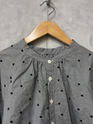 画像2: NATURAL LAUNDRY 　ドット刺繍2Wayギャザープルオーバー　　994；ブラック　サイズ2 (2)