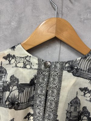 画像3: 2026SS　 Bon Vieux Temps　 コットンローン　プリントブラウス　　28:BLACK　サイズ；1 (3)