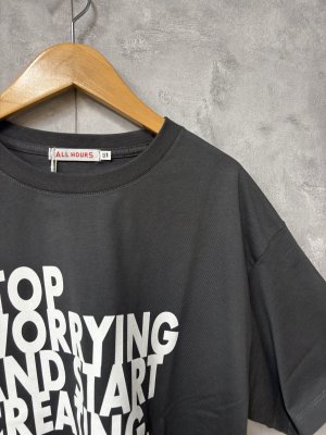 画像2: ALL HOURS 　　6.5オンス ファインコーマ天竺Tシャツ~TOP WORRYING AND START CREATING〜　　チャコール　　　　サイズ:1 (2)