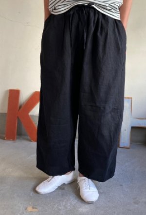 画像1: 2026   快晴堂　ふわふわタックパンツ 初秋まで着られるリネン　6；ノワール　サイズ；F (1)