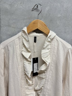 画像2: ヴァンブラン vent blanc　トリプルヤーン*スラブガーゼフリルカーディガン　　ナチュラル　　サイズ；F　 (2)