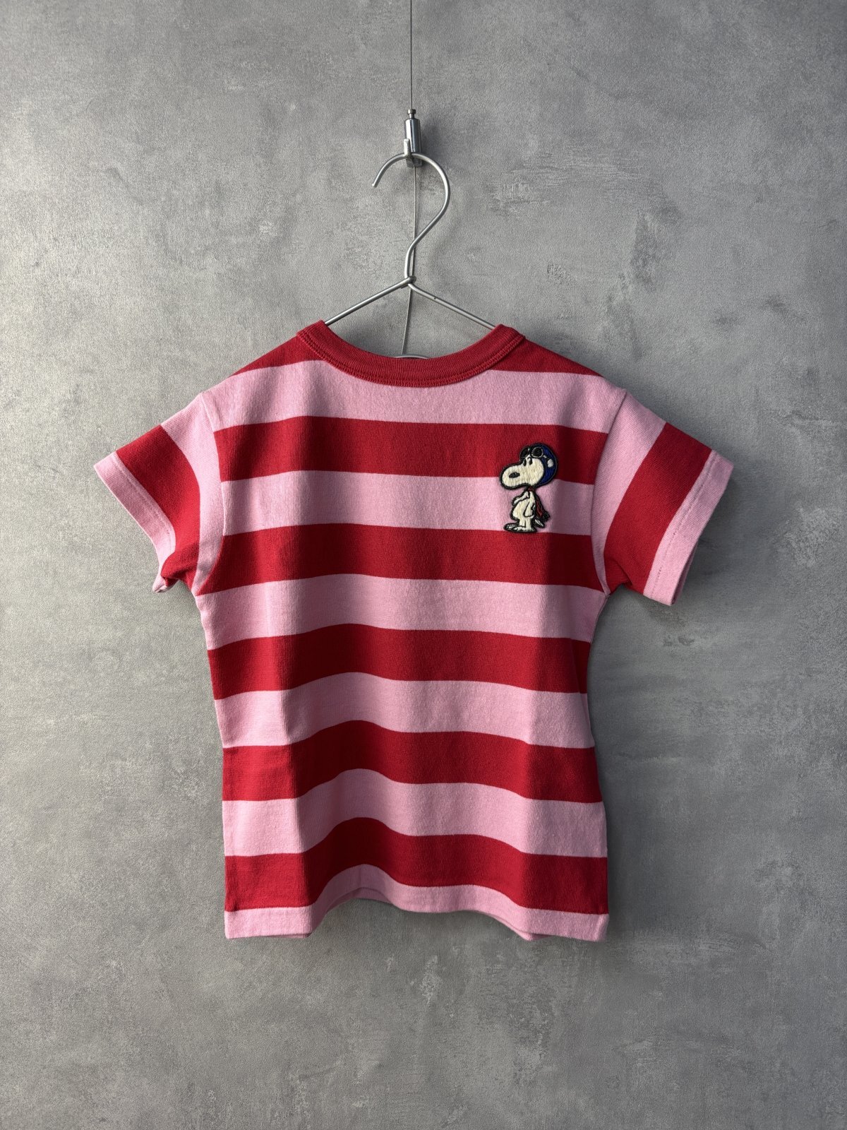 2025春夏　DENIMDUNGAREE 　　ワイドボーダーテンジク SNOOPY TEE　　5；赤