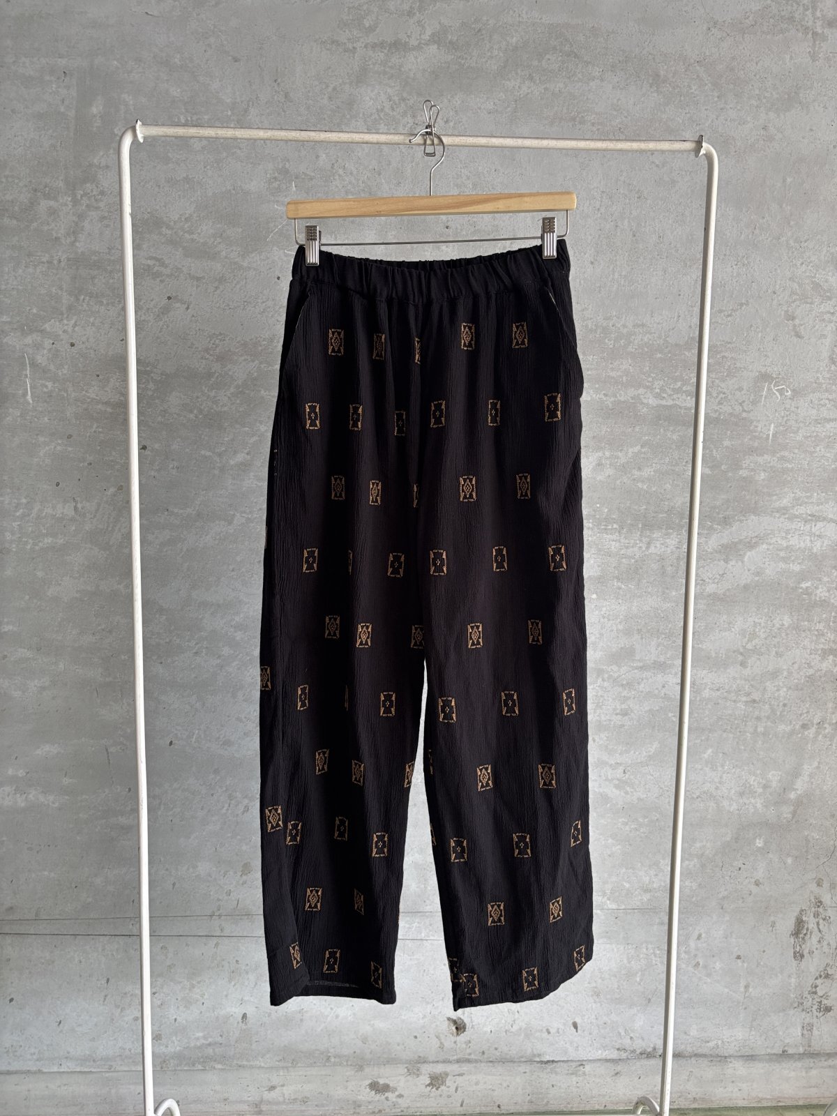 A VIEW FROM HERE　　 CRAPE EMBROIDERY PANTS 　ブラック