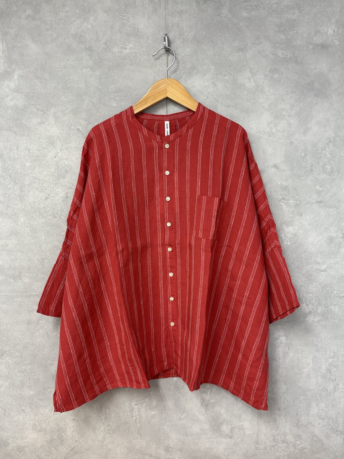NATURAL LAUNDRY　先染めリネンランドスケープ　シャツ　　351；レッド系　サイズ:2