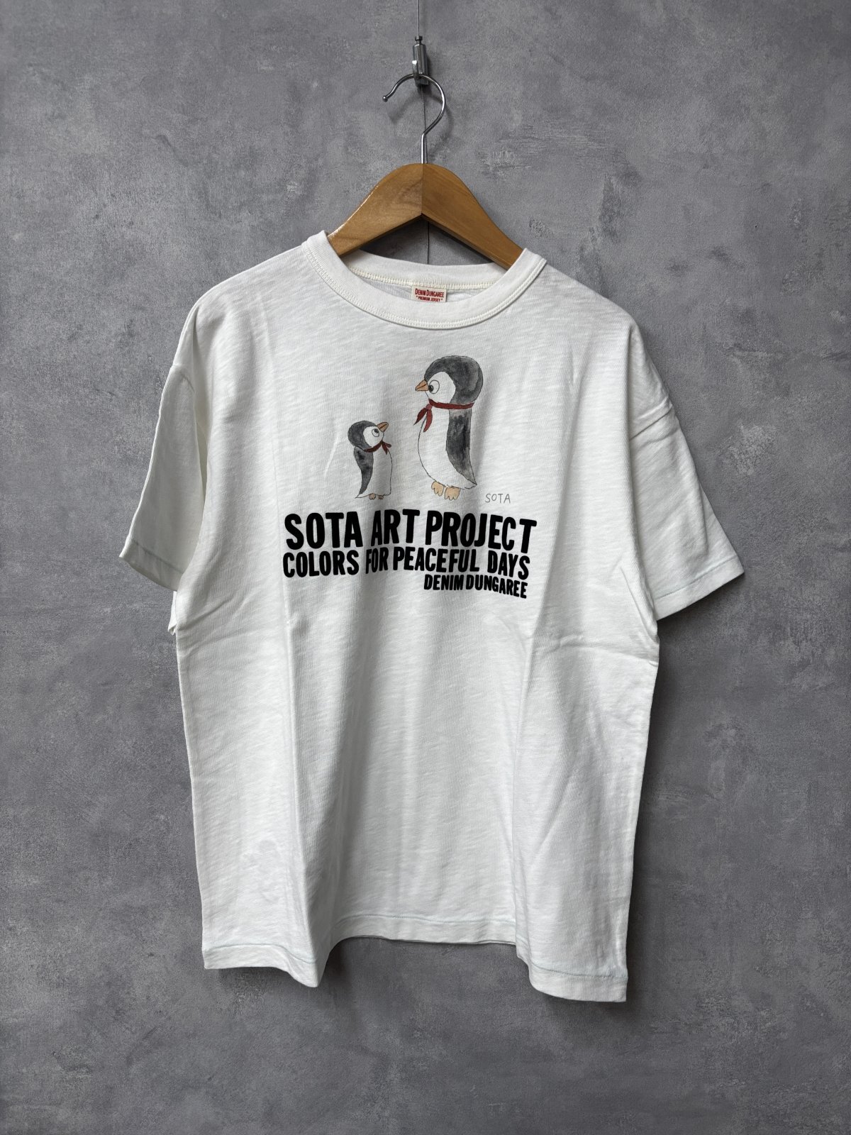 2026春夏 DENIMDUNGAREE PENGUIN SOTA ART Tee 1；白 22621450 DENIM